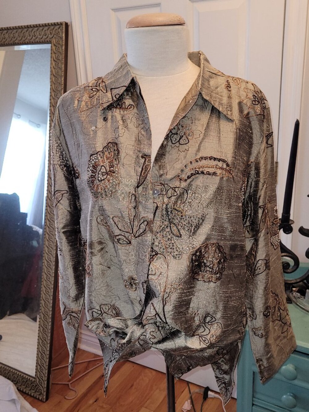🌹NWOT🌹 Chico's Design Blouse with Silk Embroidery